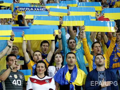 Украинский сектор на стадионе во Франции во время исполнения гимна Украины. Видео