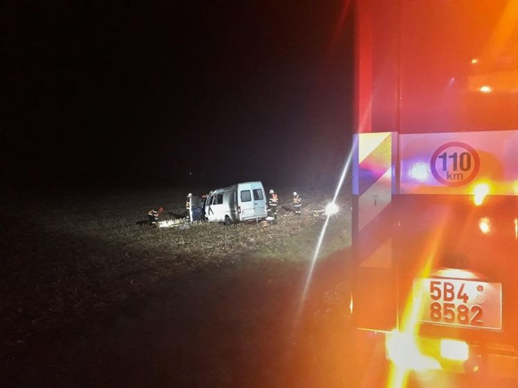 В Чехии перевернулся украинский микроавтобус, 10 человек пострадали