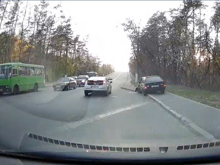В Харькове в "скорую" врезался легковой автомобиль. Видео