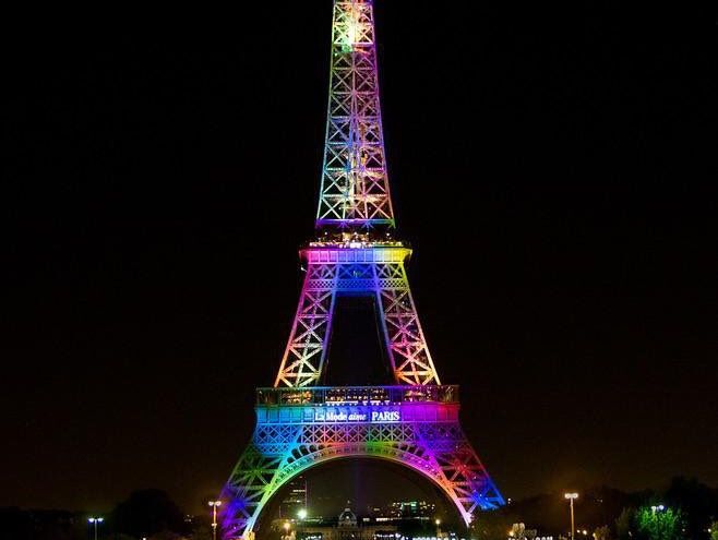 Эйфелеву башню подсветят цветами радуги в память о трагедии в Орландо