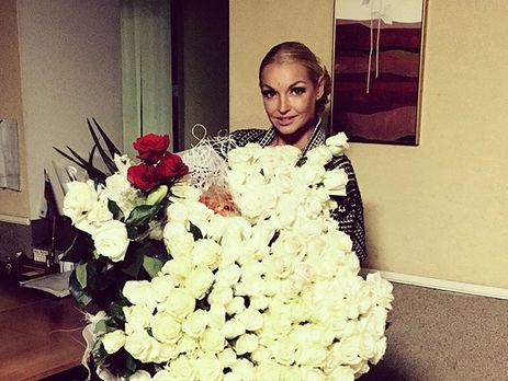 Волочкова показала новые шпагаты в бассейне и верхом на авто