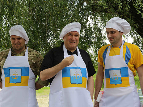 Аваков накормил жителей Мариуполя 