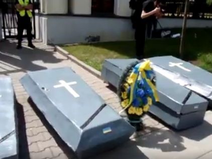  В Варшаве украинцы провели флешмоб "Россия &ndash; страна, которая убивает" 