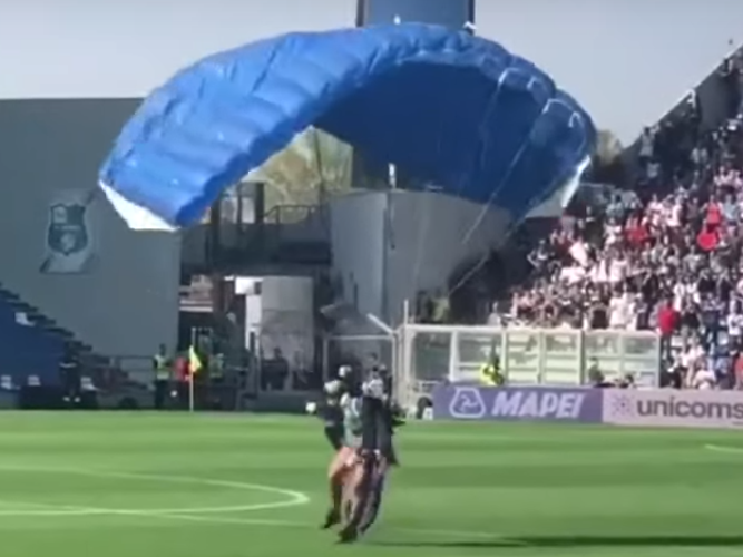 ﻿В Італії під час матчу "Сассуоло" – "Інтер" на поле приземлився парашутист. Відео