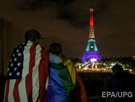 Эйфелеву башню подсветили в цвета ЛГБТ в память о погибших в Орландо. Фоторепортаж
