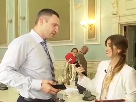 Кличко – журналистке: Можно я вас поцелую? Я очень хочу вас поцеловать. Я каждый раз буду вас целовать. Видео