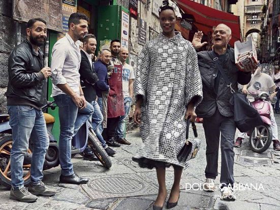 Dolce & Gabbana в новой рекламной кампании устроили уличные танцы с прохожими. Фоторепортаж