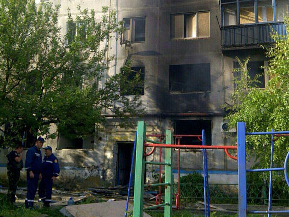 В Красногоровке под обстрел попала пятиэтажка, ранена женщина