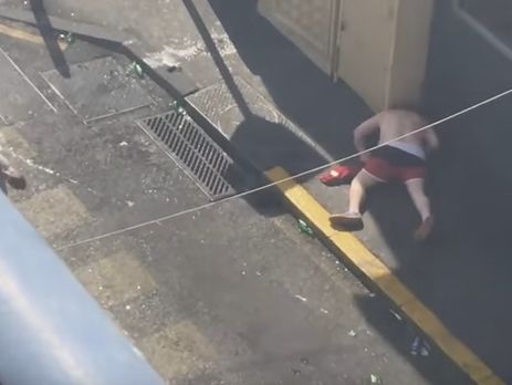 В сети появились кадры избиения российскими фанатами предположительно английского болельщика. Видео