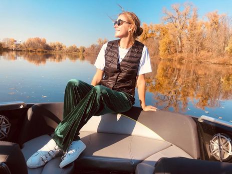 ﻿Осадча із сином позували лежачи в листі