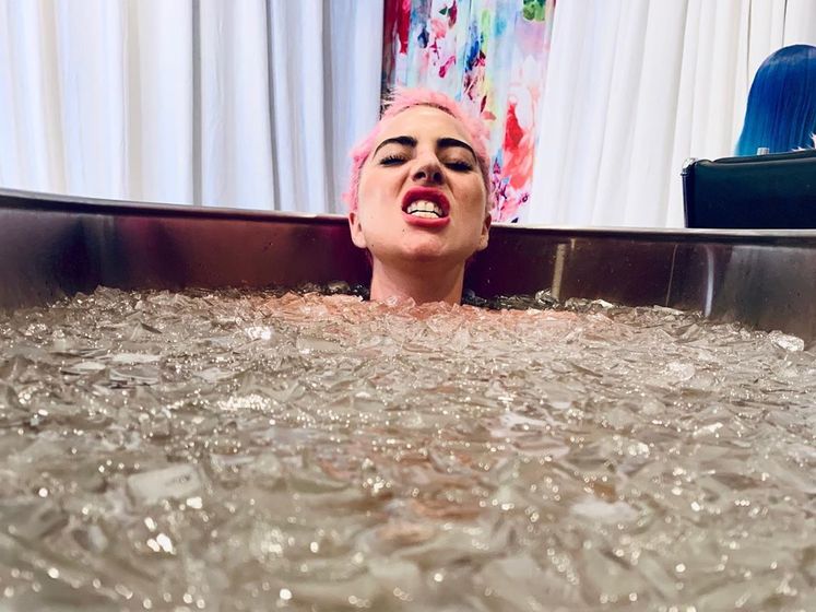 ﻿Леді Гага занурилася в наповнену льодом ванну після падіння зі сцени