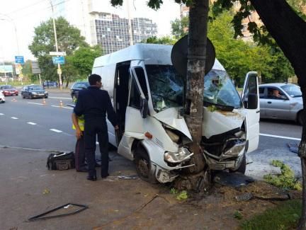 В Голосеевском районе Киева маршрутка врезалась в столб. Фоторепортаж