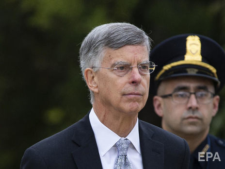 Тейлор около часа зачитывал вступительное слово, выступая в Конгрессе по делу об импичменте Трампа – СМИ