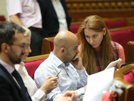 В начале утреннего заседания Рады в зале присутствует около 100 депутатов, зарегистрировано 298