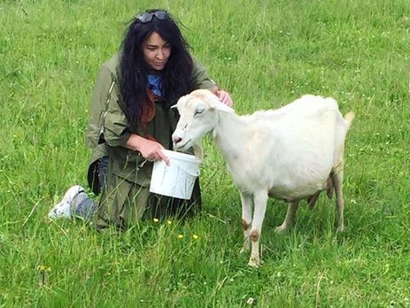 Лолита подоила козу