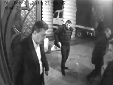 Янукович начал вывозить вещи из "Межигорья" еще до расстрела митингующих снайпером