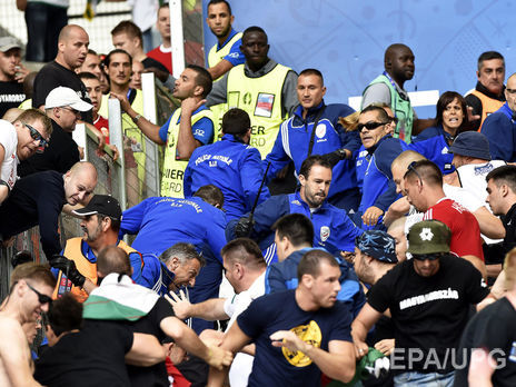 Венгерские фаны устроили драку с полицией на стадионе в Марселе