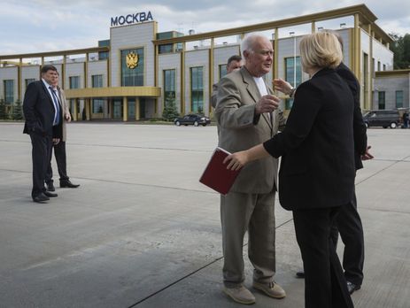 Солошенко: Во время этапа в купе все курили. Я спросил конвоира, откроет ли он решетку в случае пожара. Он заявил, что ему проще нас списать