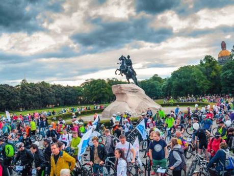 Полиция разогнала традиционный ночной велопробег в Санкт-Петербурге