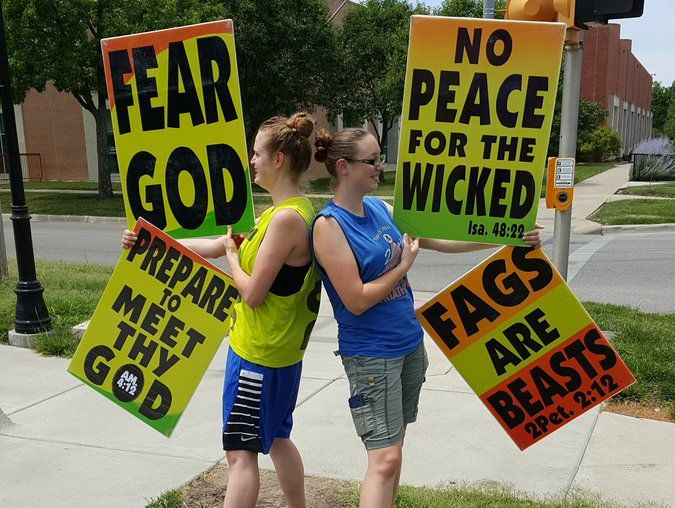 "Стрелка ниспослал Господь". Баптисты в Орландо пикетировали похороны жертв теракта в гей-клубе