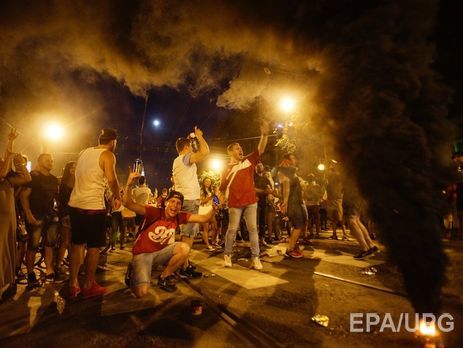 Французский болельщик пытался пронести на стадион файер в заднем проходе, но тот загорелся