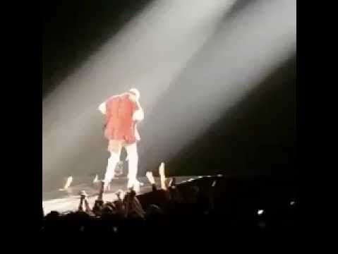 Бибер упал со сцены, подтягивая штаны. Видео