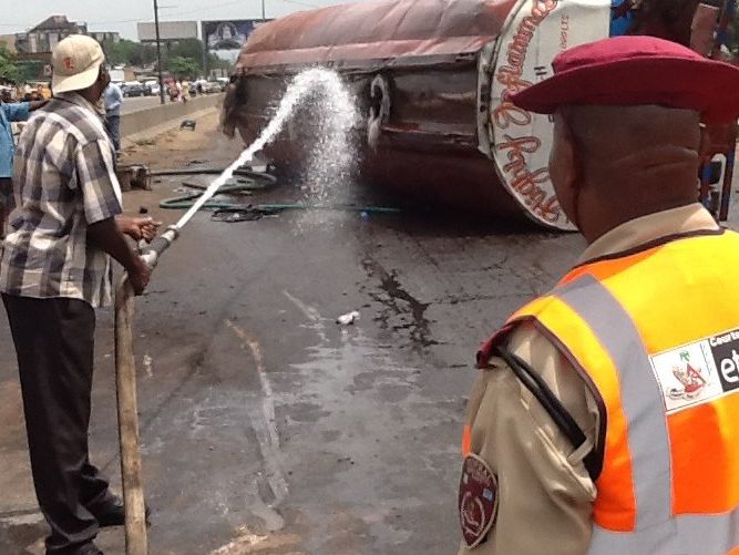 В Нигерии в результате лобового столкновения бензовоза и автобуса погибло 19 человек