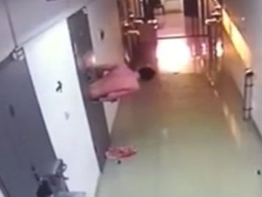 В Дагестане мужчина сбежал из СИЗО через окно для раздачи еды. Видео