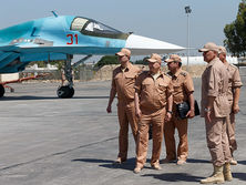 Кадры были сняты в ходе визита Шойгу на российскую авиабазу в Сирии