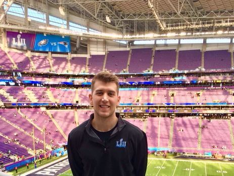 ﻿Американець вдягнув на змагання футболку з написом 