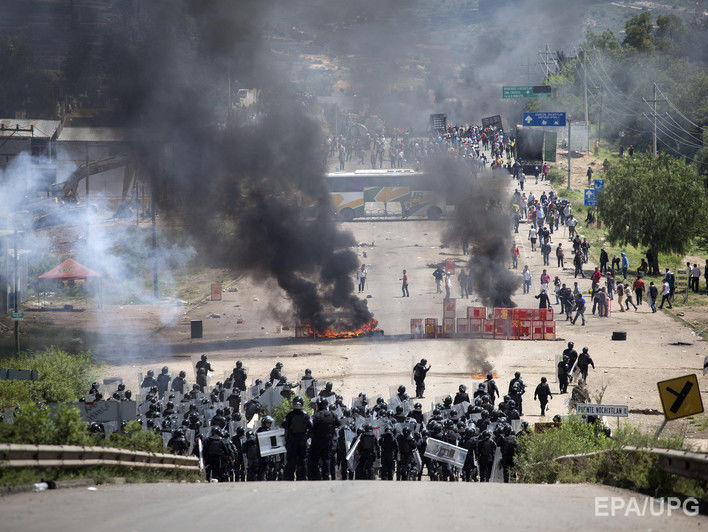 Количество жертв столкновений членов профсоюза учителей с полицией в Мексике достигло девяти человек