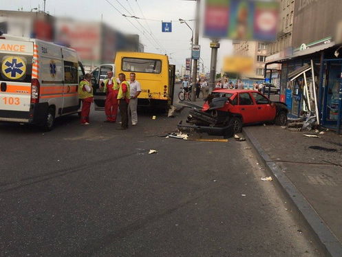 В Киеве Opel протаранил остановку, погибла женщина