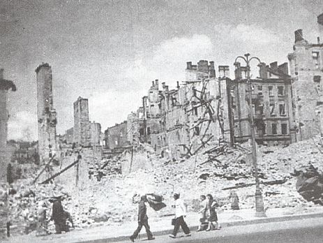 Киевлянка Хорошунова в дневнике 1942 года: Кошек нет теперь, собаки — редкое явление. Тихо, безлюдно, безжизненно вокруг нас