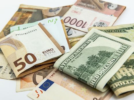 Гривна к доллару подешевела до 25,11 грн/$