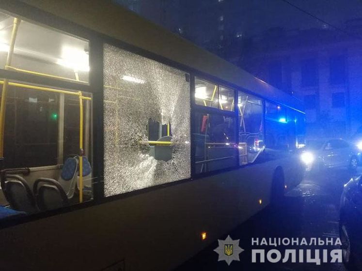 ﻿У Києві закидали камінням автобуси із футбольними вболівальниками