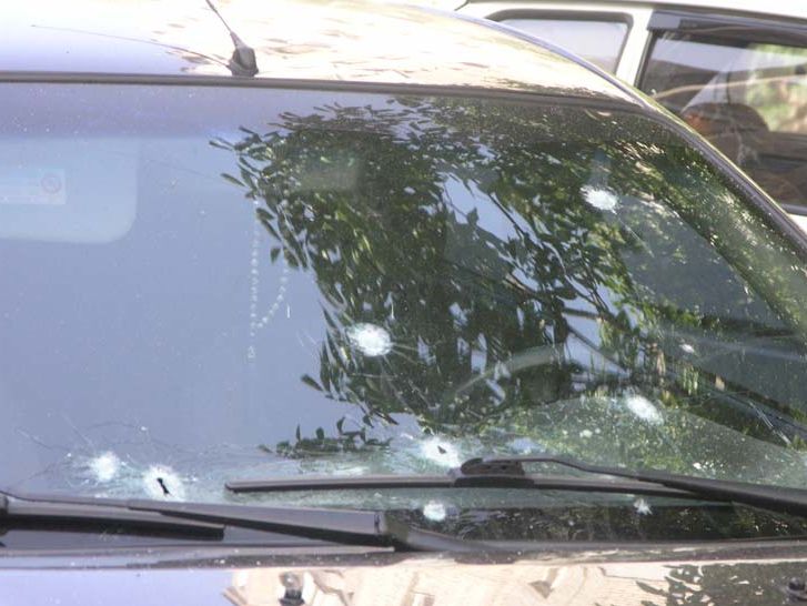 Полиция: В Запорожье неизвестный расстрелял автомобиль из автомата Калашникова, пострадавших нет