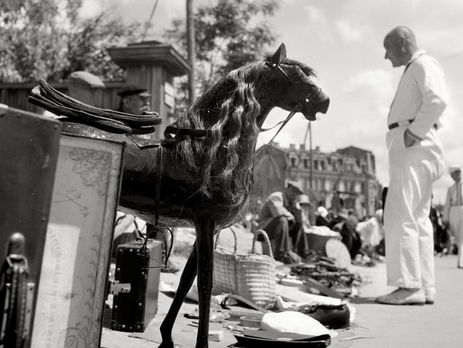 Киевлянка Хорошунова в дневнике 1942 года: Базары ломятся от продуктов, зелени и ягод. Но катастрофически нет денег