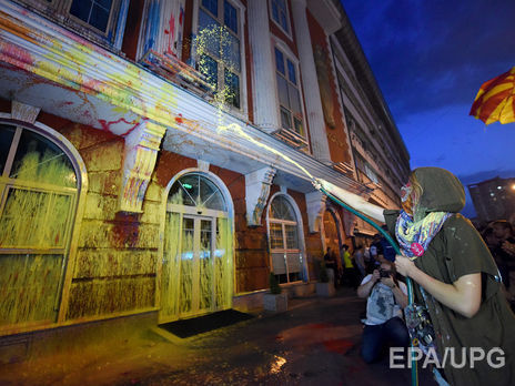 В Македонии митингующие залили красками правительственные здания. Фоторепортаж