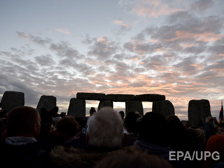 Тысячи людей посетили Стоунхендж, чтобы отметить день летнего солнцестояния. Фоторепортаж