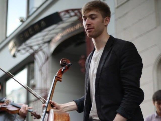 В Москве полиция задержала уличного музыканта и отобрала у него виолончель