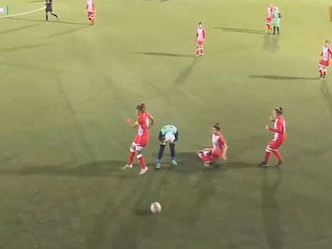 Соперницы помогли футболистке надеть спавший с головы хиджаб во время матча. Видео