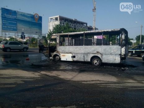 В Одессе водитель загоревшейся маршрутки выпрыгнул из нее на ходу