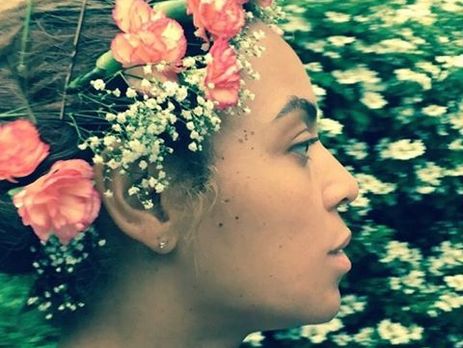 Бейонсе проводит время на отдыхе в венках из живых цветов