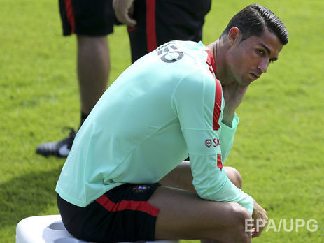 Роналду выхватил у журналиста микрофон и выбросил в озеро. Видео