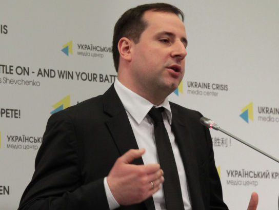 Министр Саенко считает, что в Украине комплексный ремонт дорог может начаться летом 2016 года