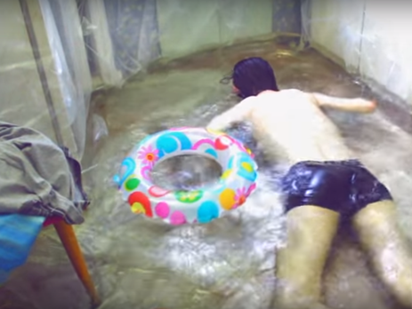 Россиянин превратил свою кухню в бассейн. Видео