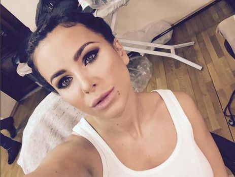 Фото Ани Лорак с мужем и дочерью разместили на обложке издания 