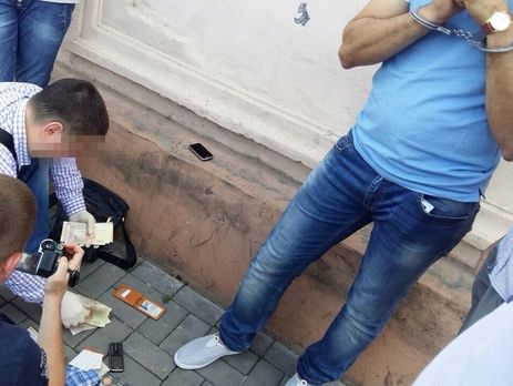 В Запорожье задержали полицейского, бравшего 