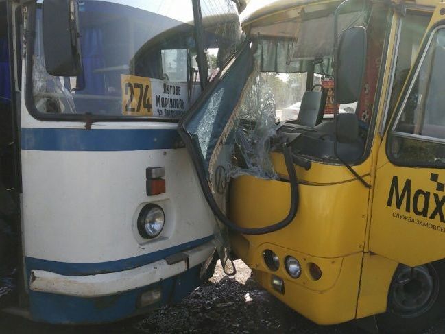 В Мариуполе столкнулись автобус, фура и маршрутка, пострадали 16 человек