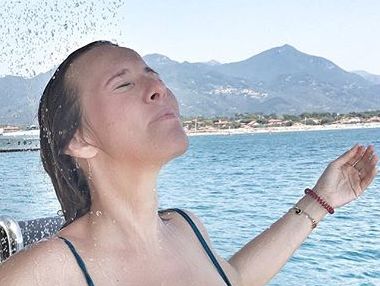 Cобчак, которой приписывали беременность, показала грудь и голый живот в мокром купальнике